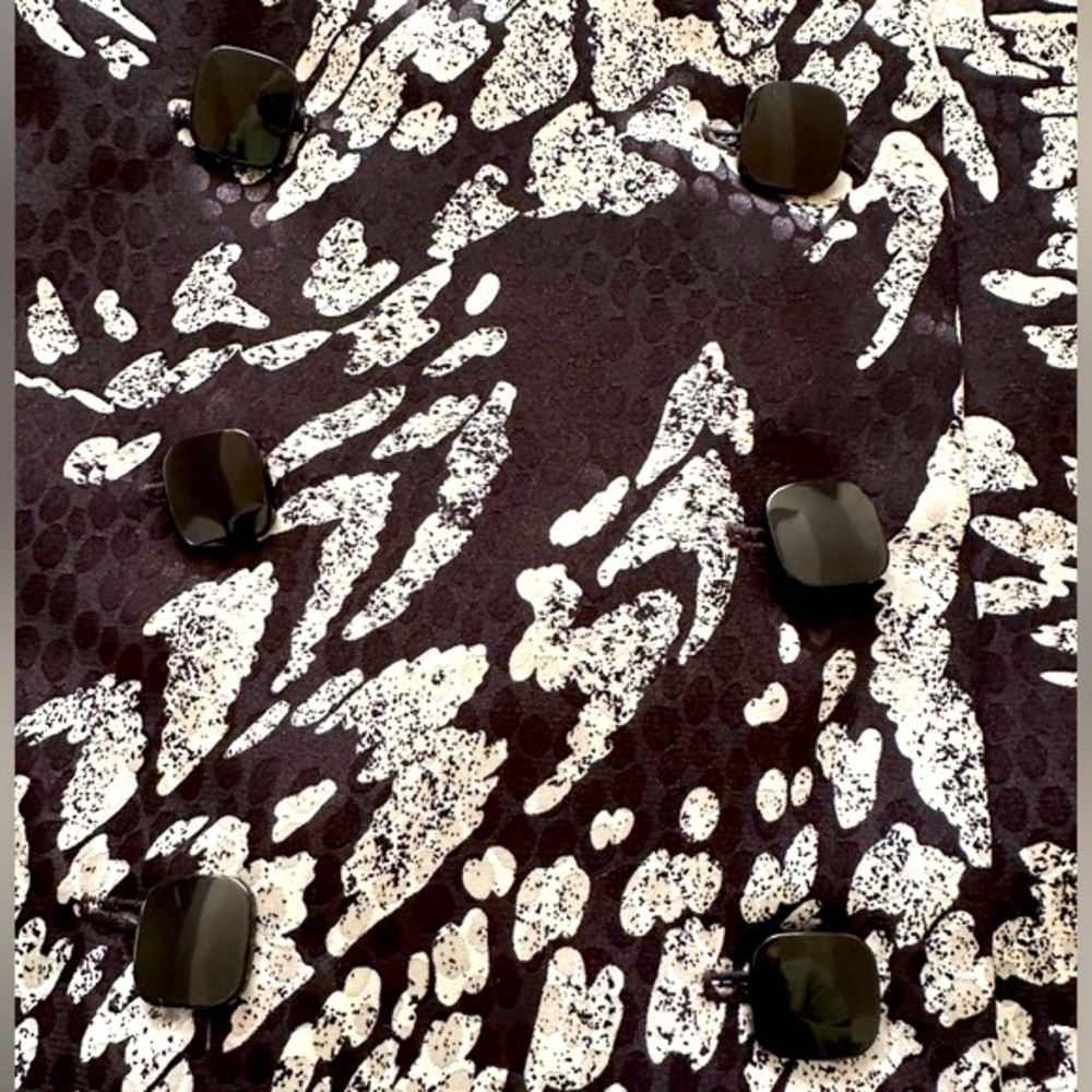 Beautifully tailored, 4 piece black and cream “batik”: 2 skirts and 2 tops - Picture 15 of 16
